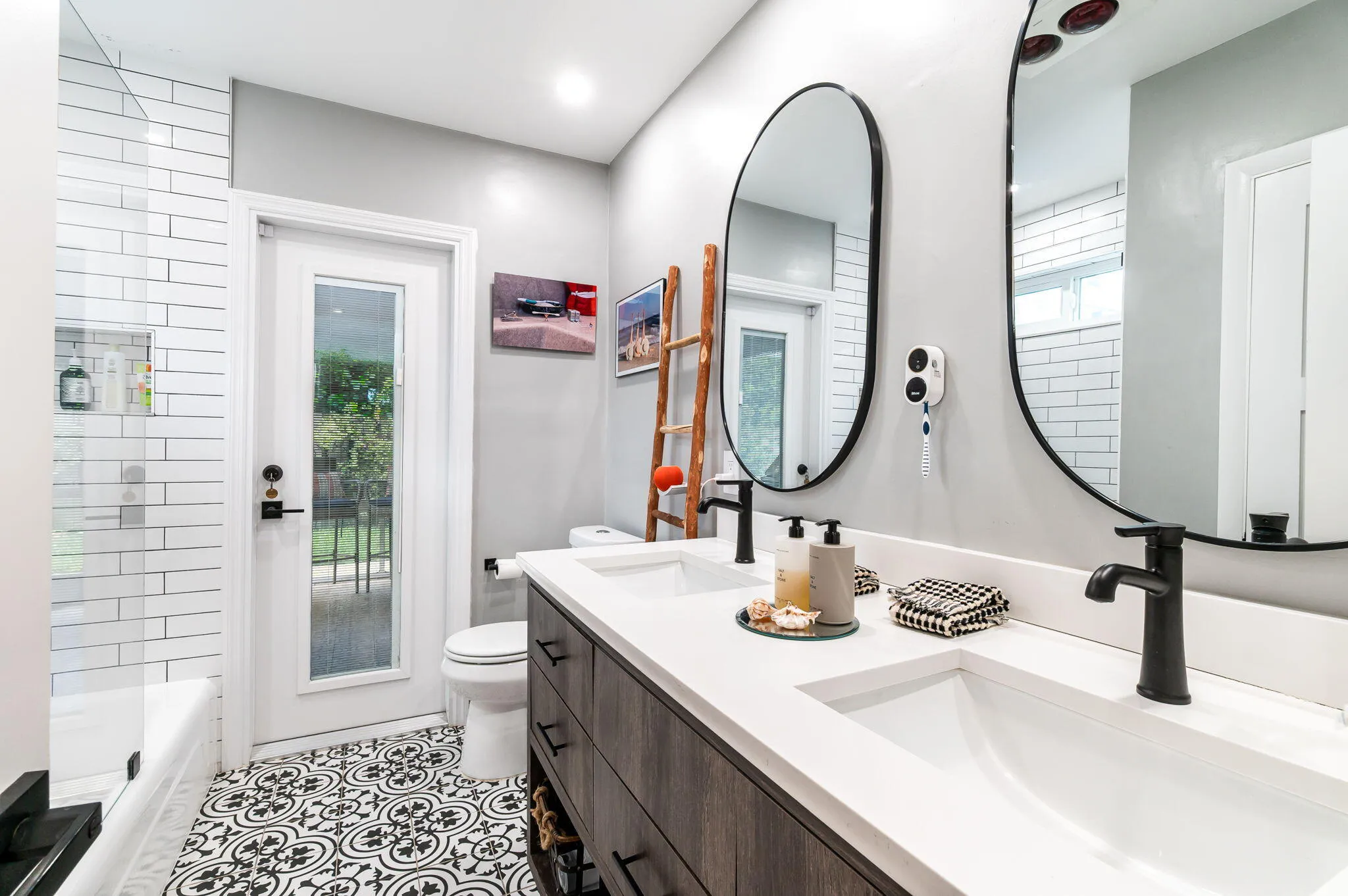 Cabana bath with double sinks and shower tub combo