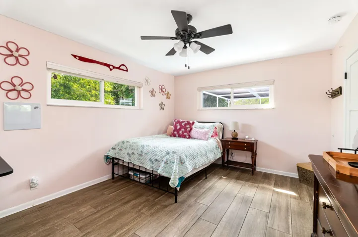 Secondary bedroom with queen size bed