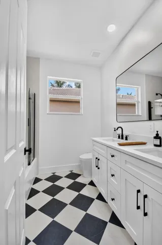 2nd Floor Full Bathroom 4