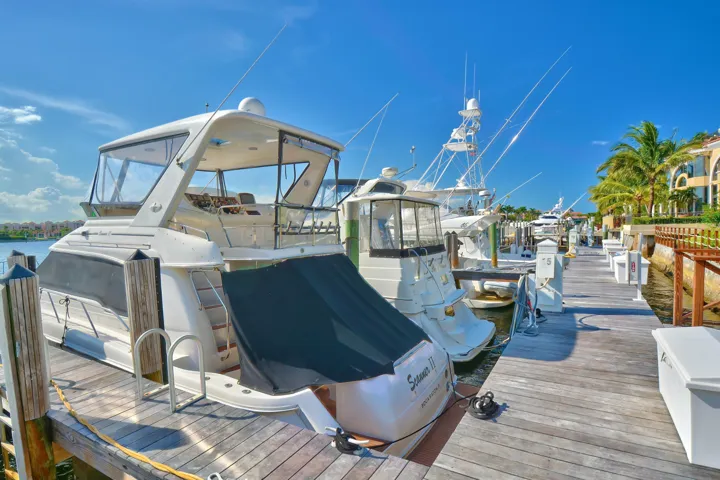 MARINA - 17 BOAT DOCKS