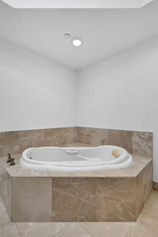JACUZZI