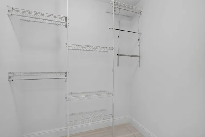 WALK IN CLOSET