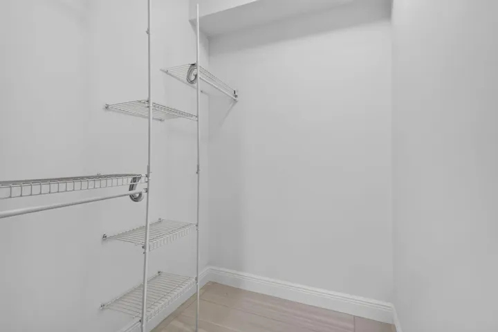 WALK IN CLOSET