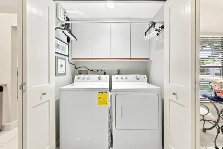 washer/dryer in kitchen