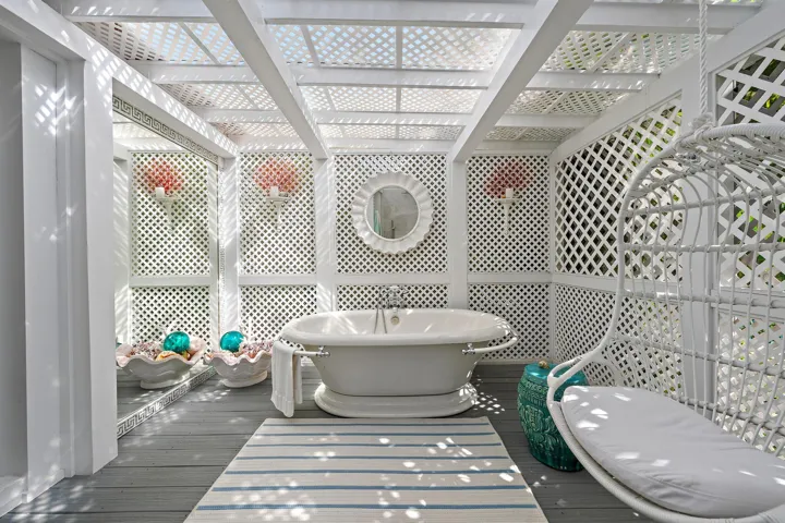 Indoor/outdoor barhroom spa retreat