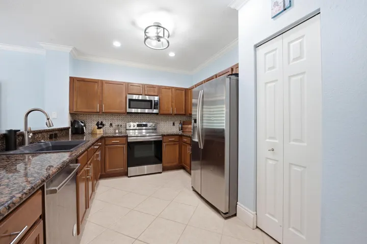 Stainless Steel Appliances and large single basin sink