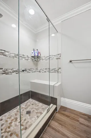Frameless shower door, upgraded tiles