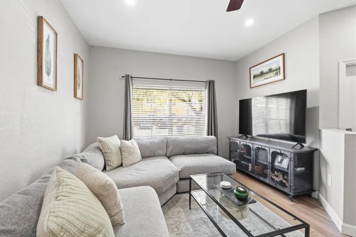 3469 Merrick Ln_005
