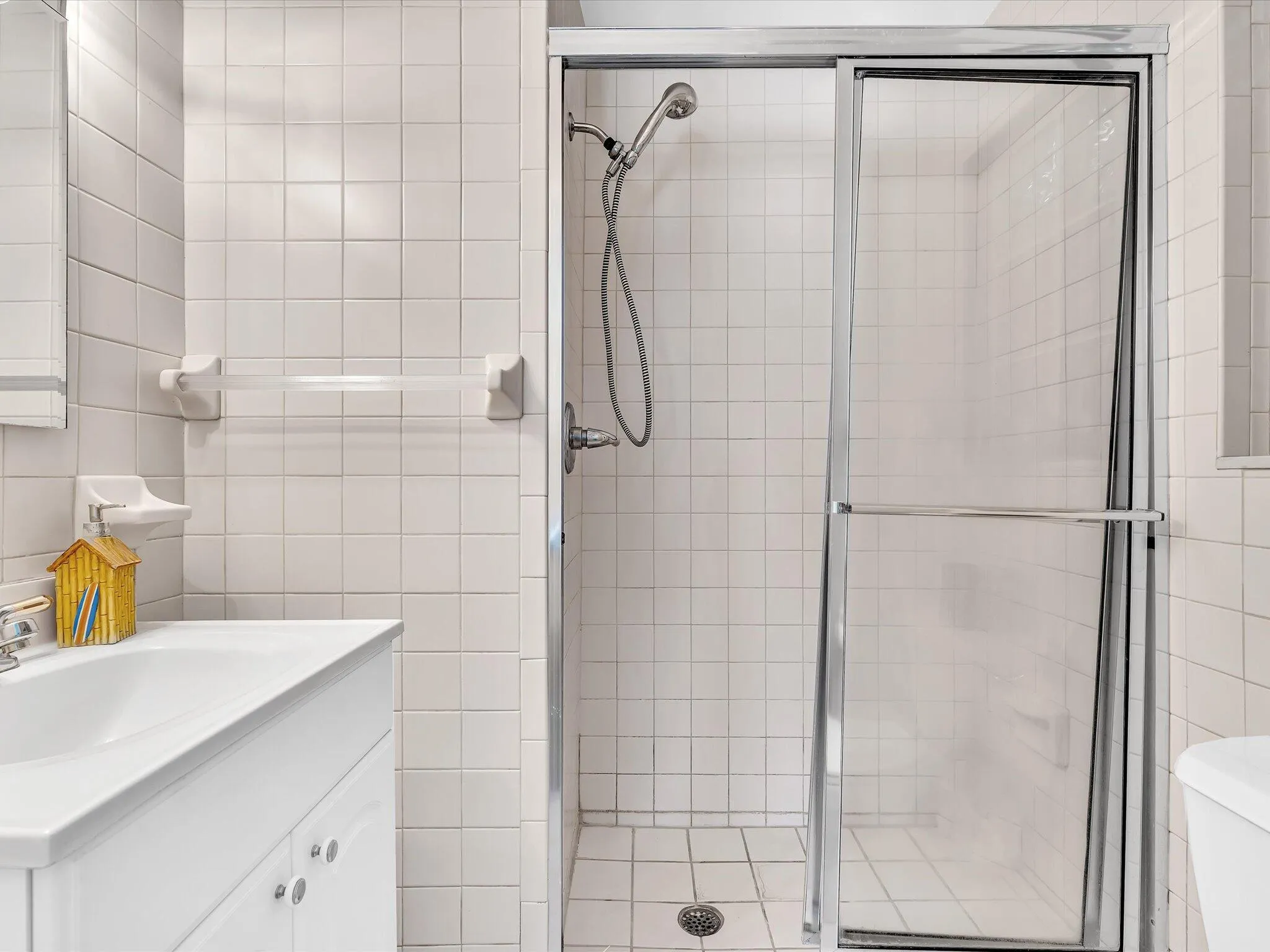 2nd bedroom, ensuite bath
