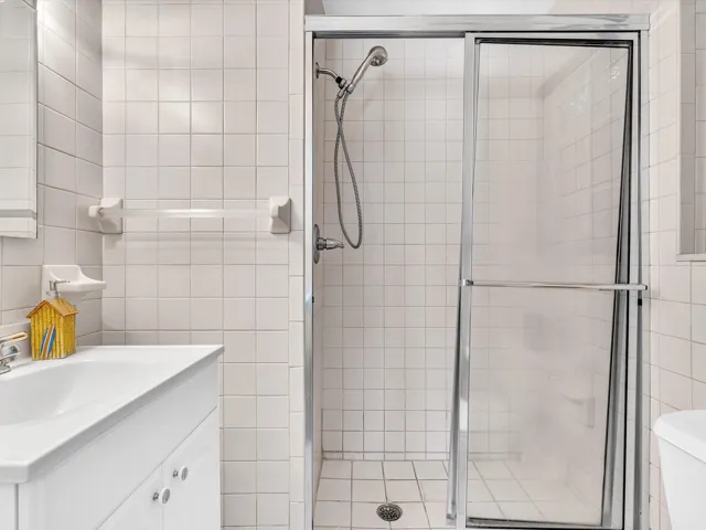 2nd bedroom, ensuite bath