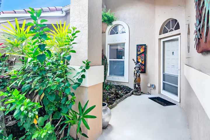 2102 Mahogany Way_002