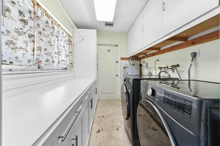14 laundry room 01