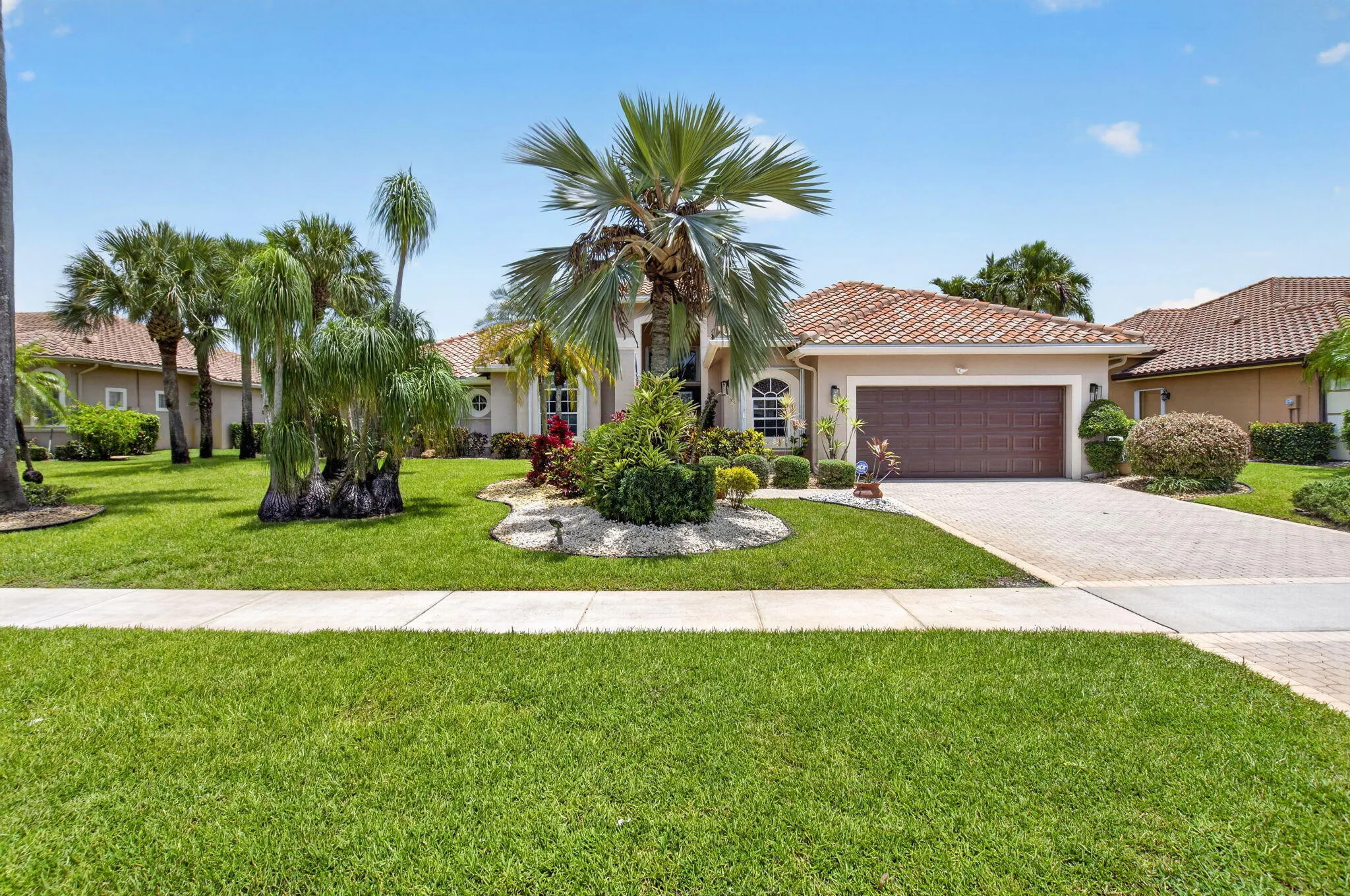 sidewalks & large lots