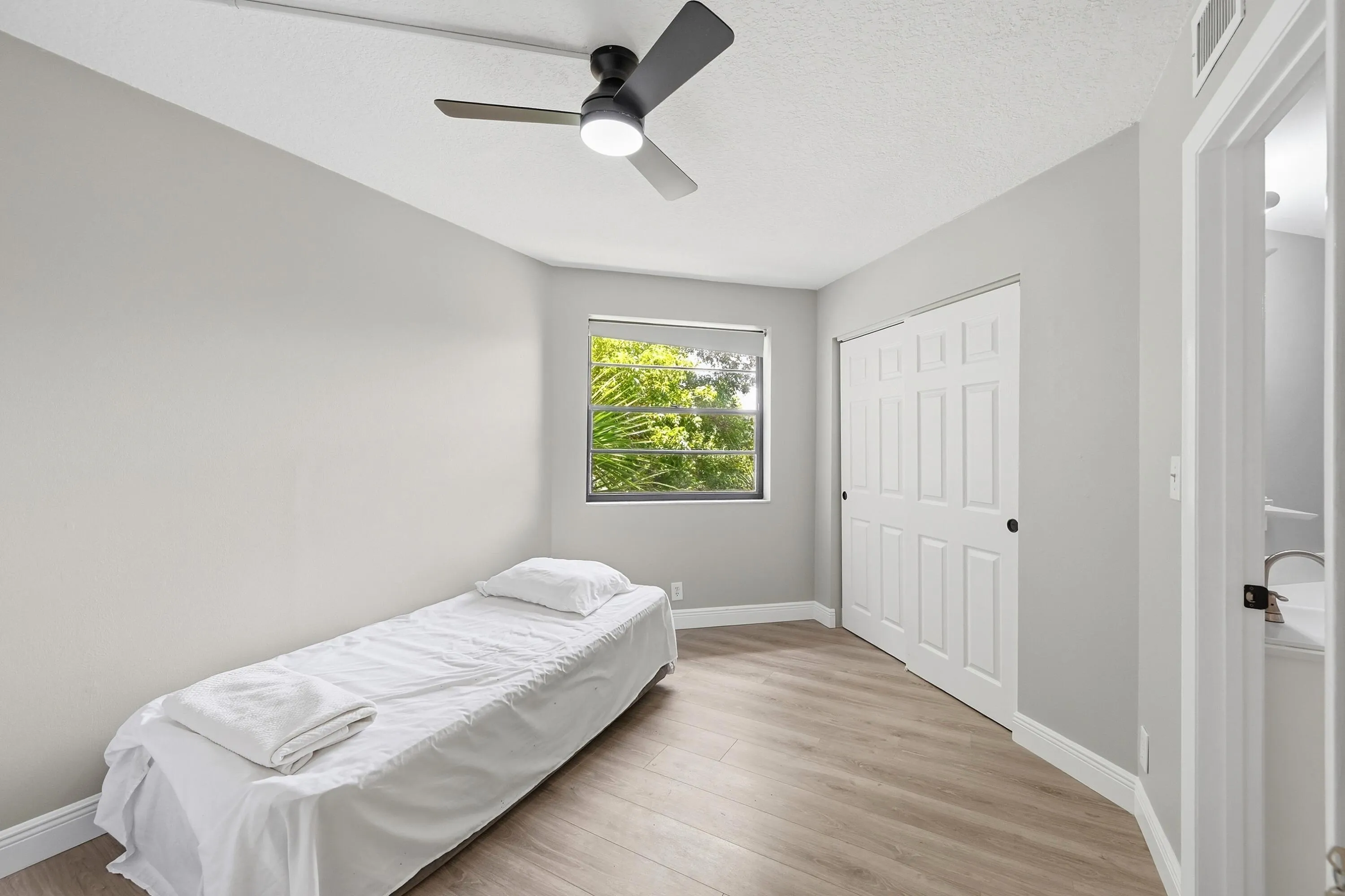 29_bedroom