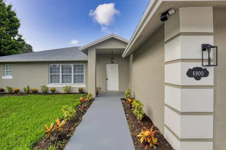 Front Entry.jpeg-SMALL