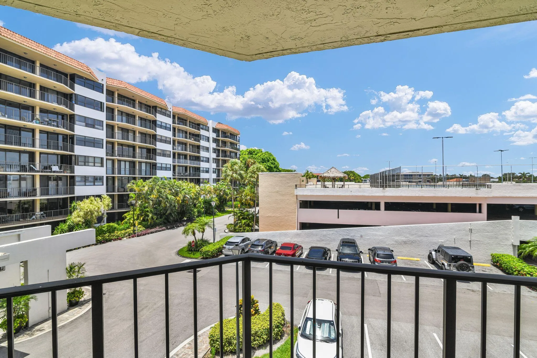 899 Jeffery St 301 Balcony pic 6
