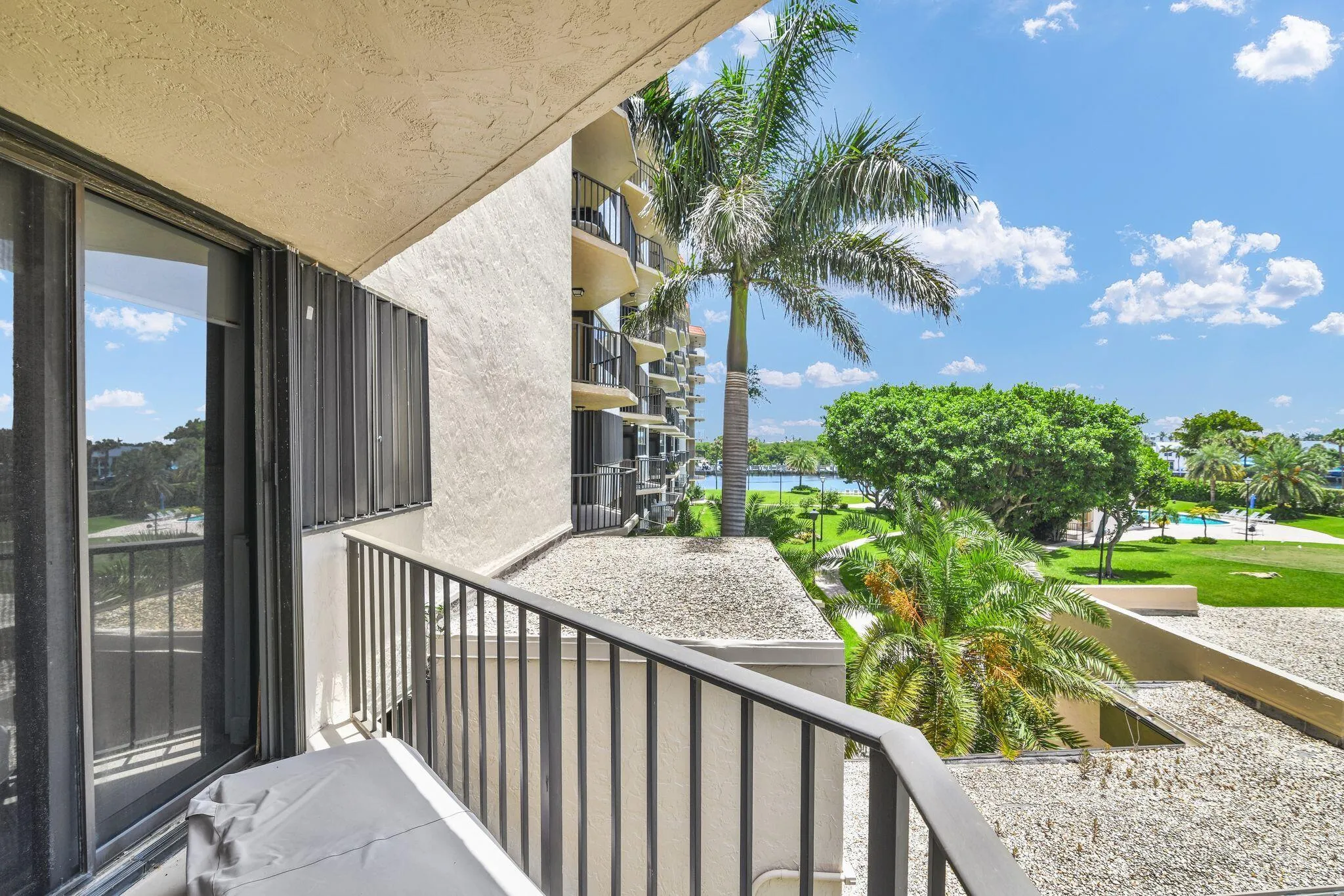 899 Jeffery St 301 Balcony pic 4