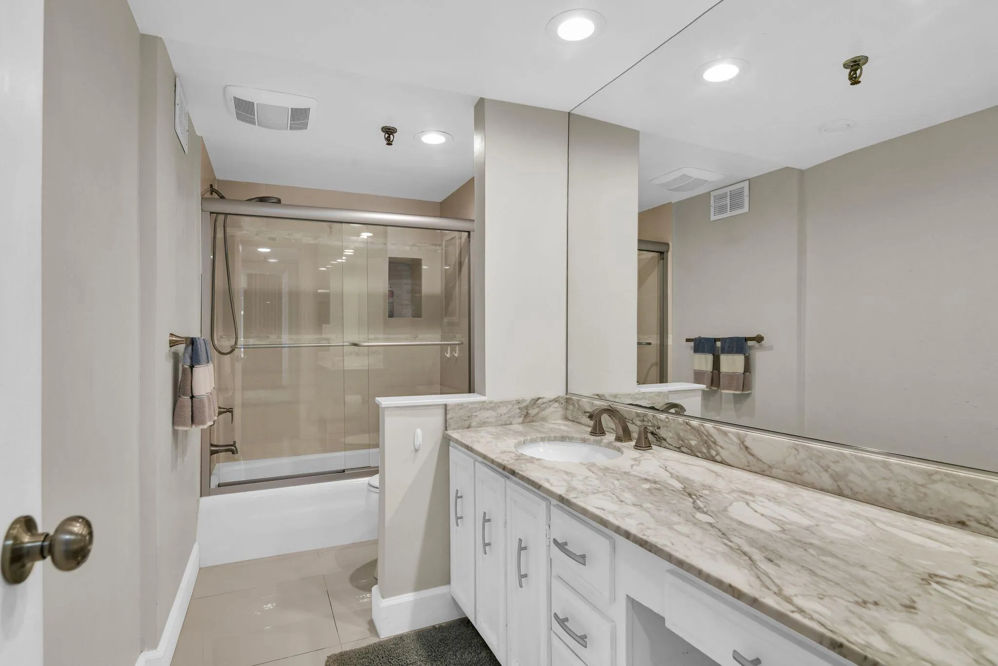 899 Jeffery St 301 second bath