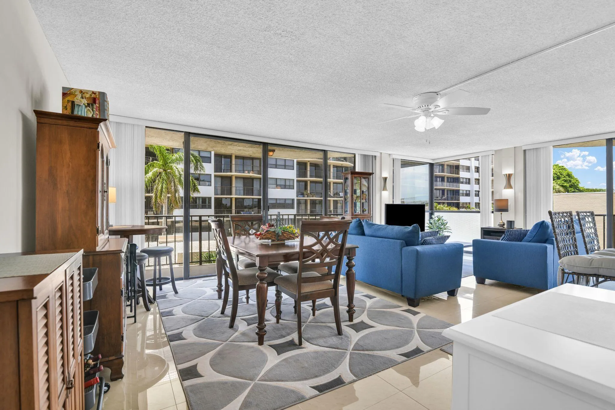 899 Jeffery St 301 Livingroom