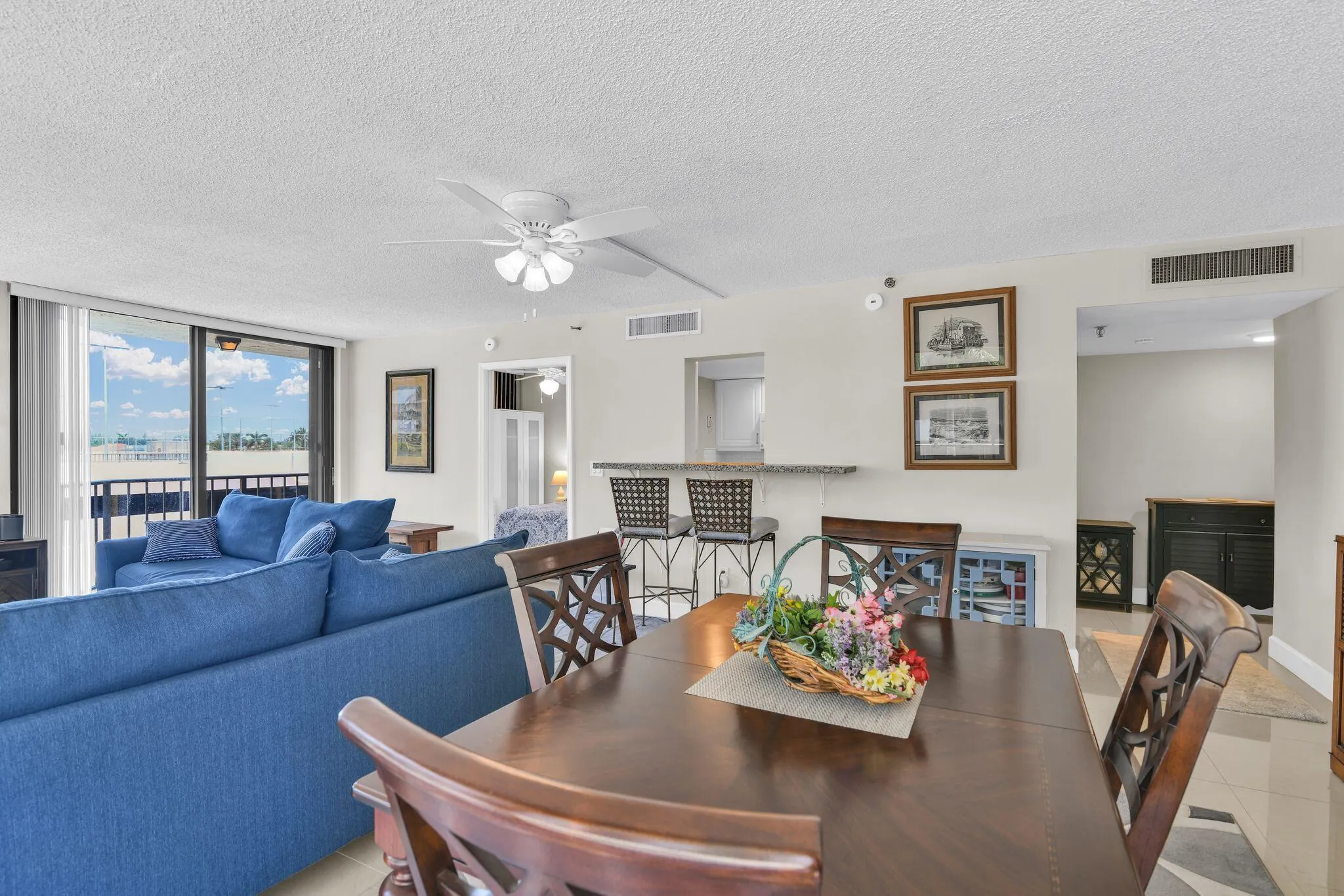 899 Jeffery St 301 Livingroom 2