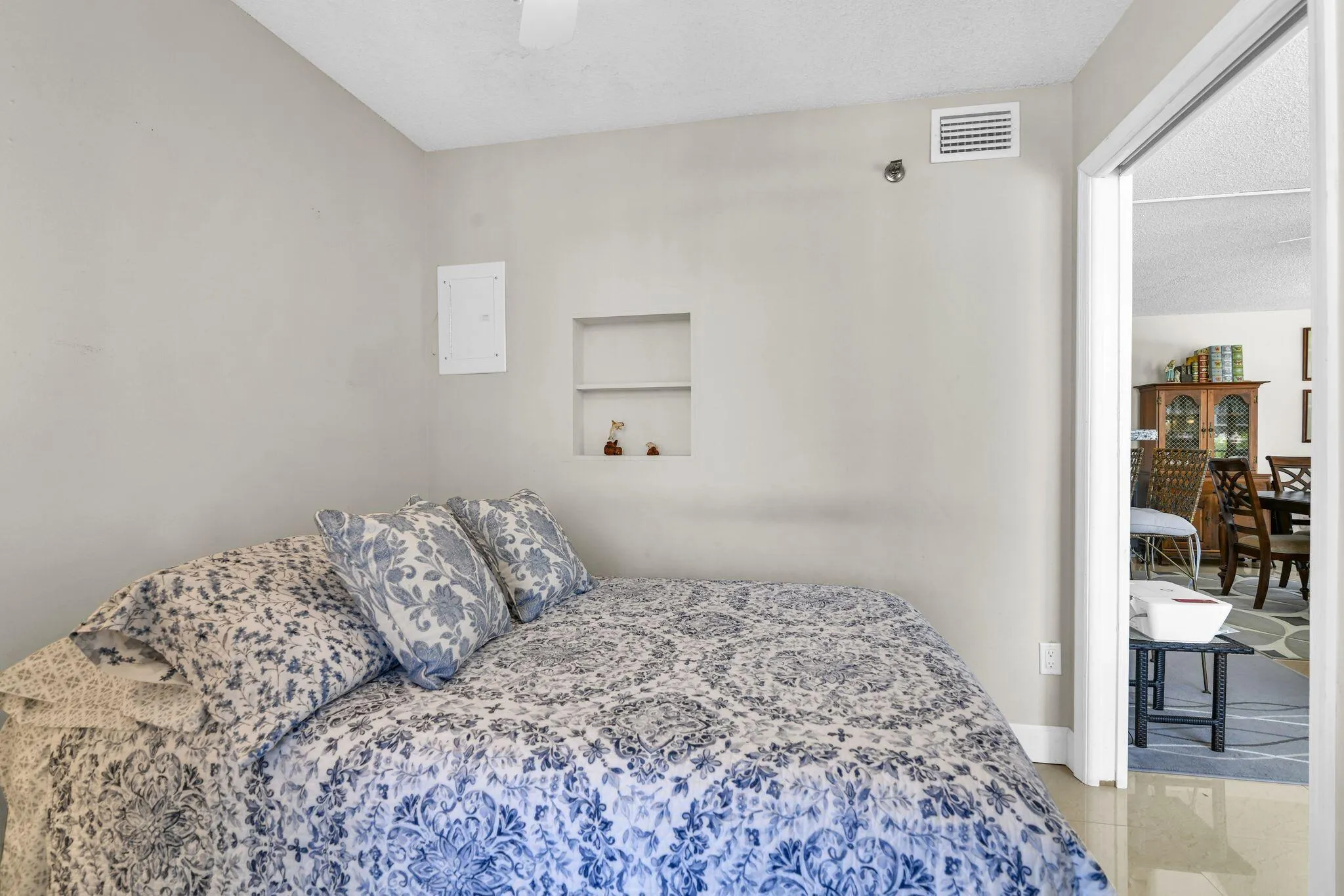 899 Jeffery St 301 third BR 2