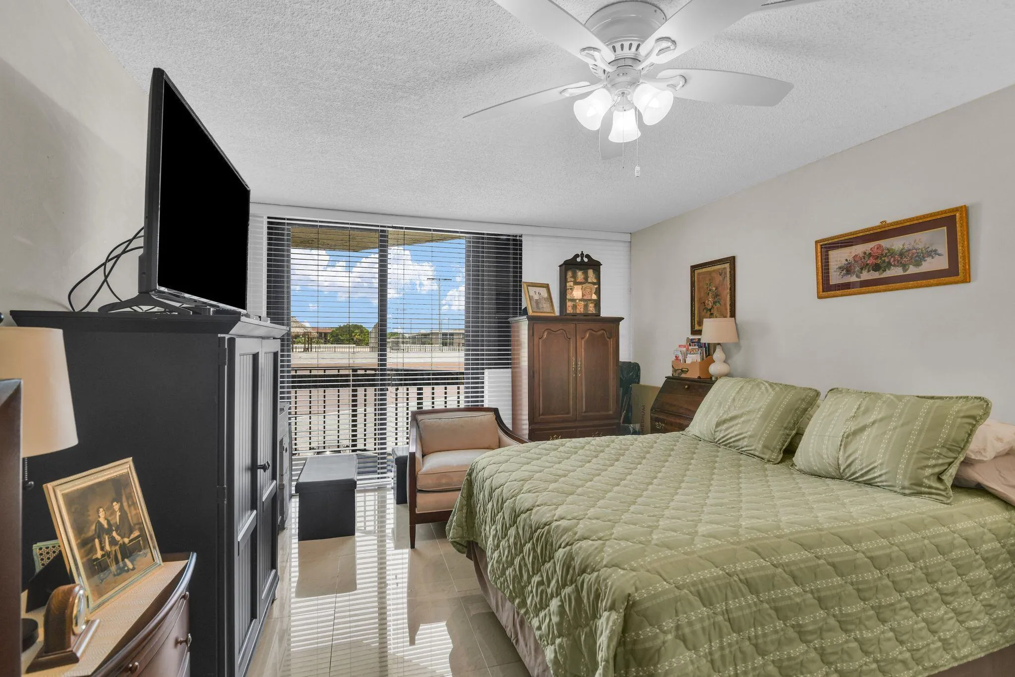 899 Jeffery St 301 primary BR bath 5