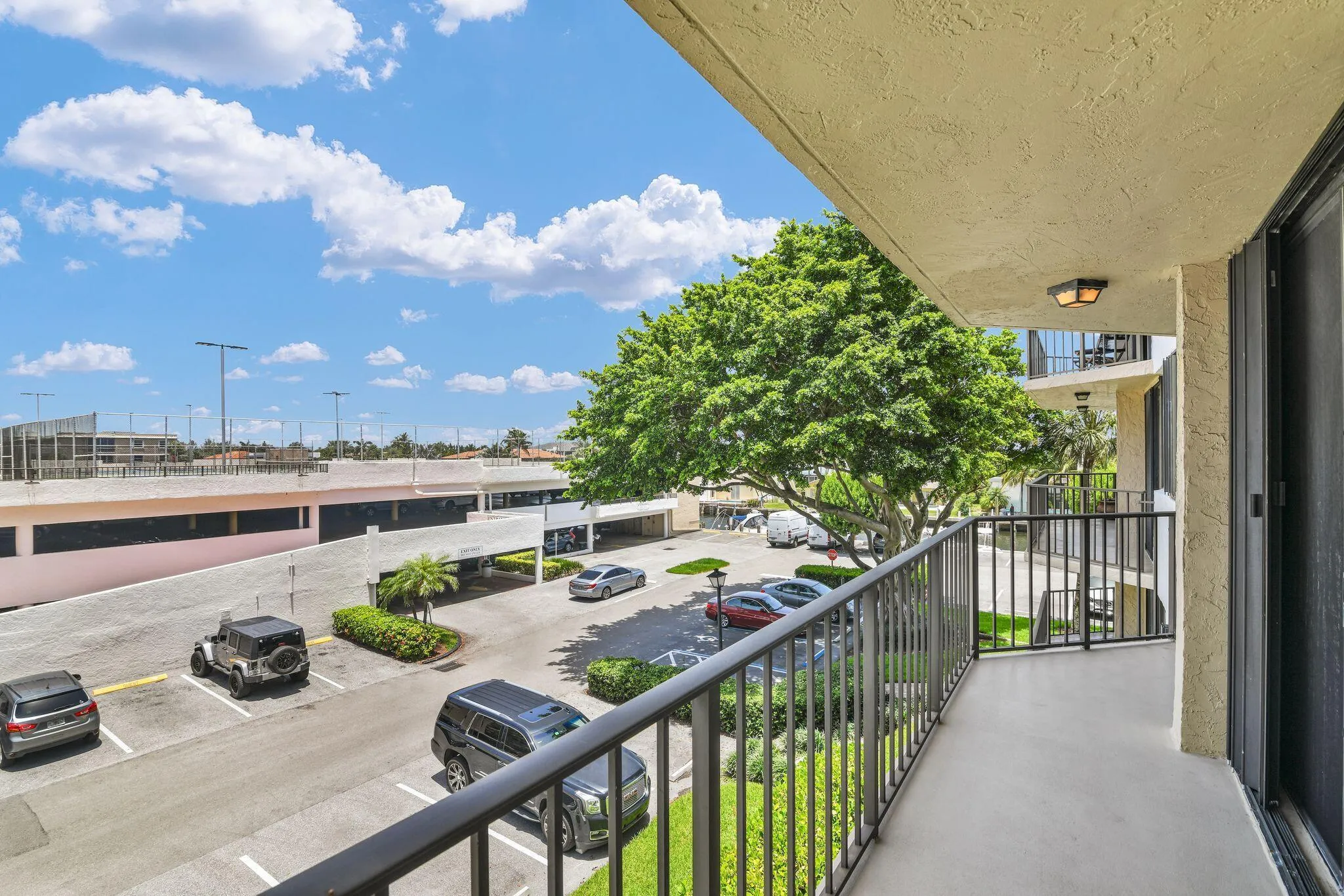 899 Jeffery St 301 Balcony pic 7