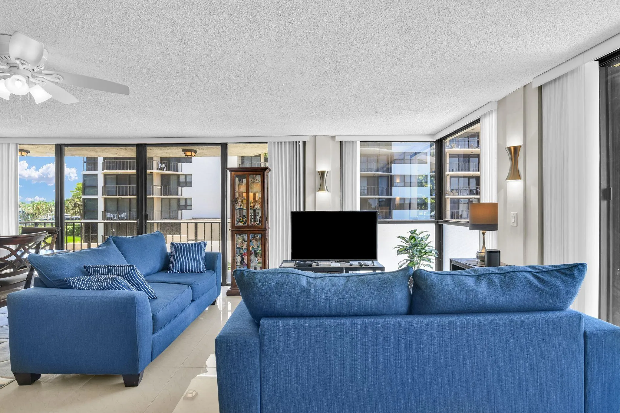 899 Jeffery St 301 Livingroom 4