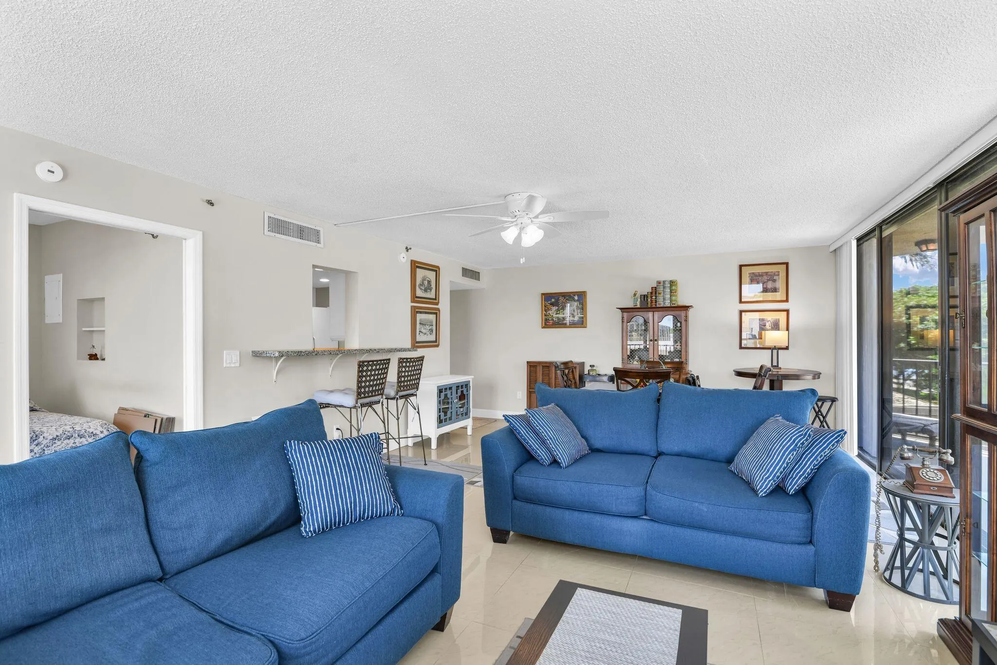 899 Jeffery St 301 Livingroom 5