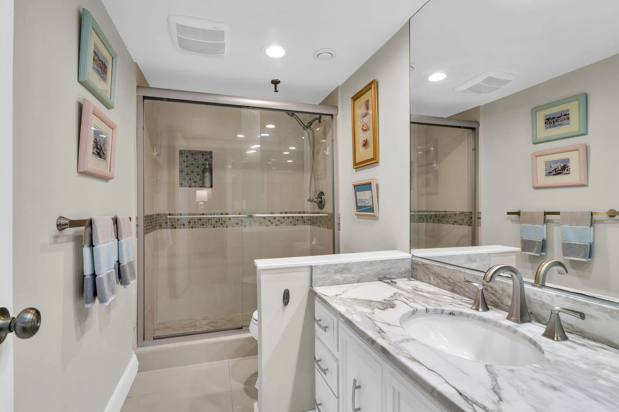 899 Jeffery St 301 primary BR bath