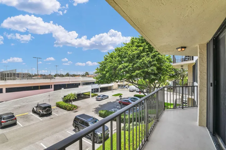 899 Jeffery St 301 Balcony pic 7
