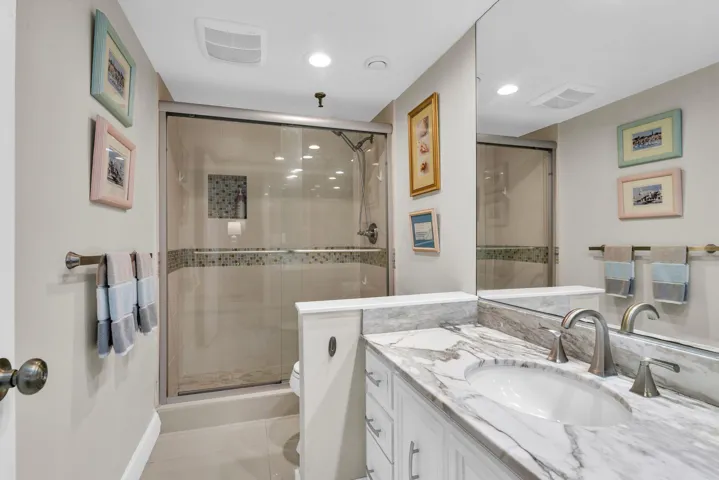 899 Jeffery St 301 primary BR bath