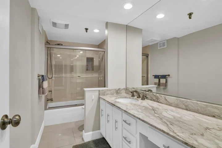 899 Jeffery St 301 second bath