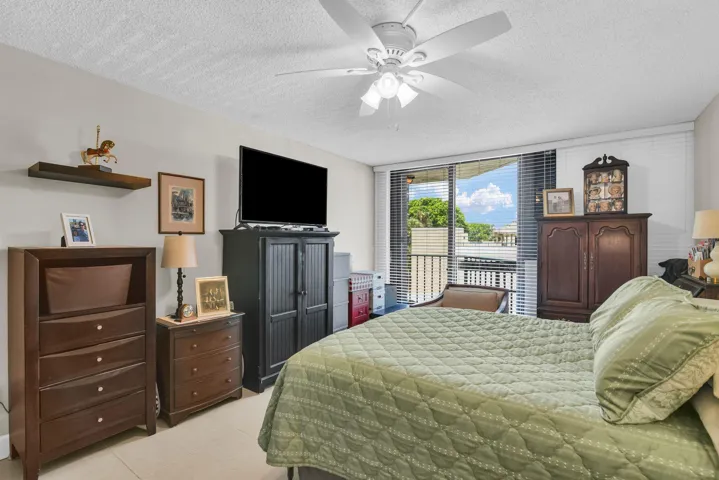 899 Jeffery St 301 primary BR bath 6