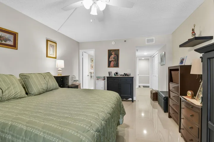 899 Jeffery St 301 primary BR 3