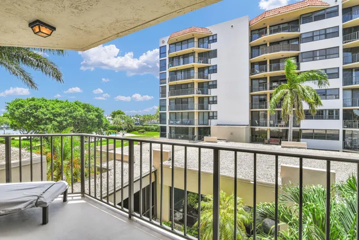 899 Jeffery St 301 Balcony pic