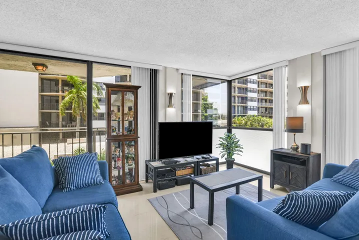 899 Jeffery St 301 Livingroom 7