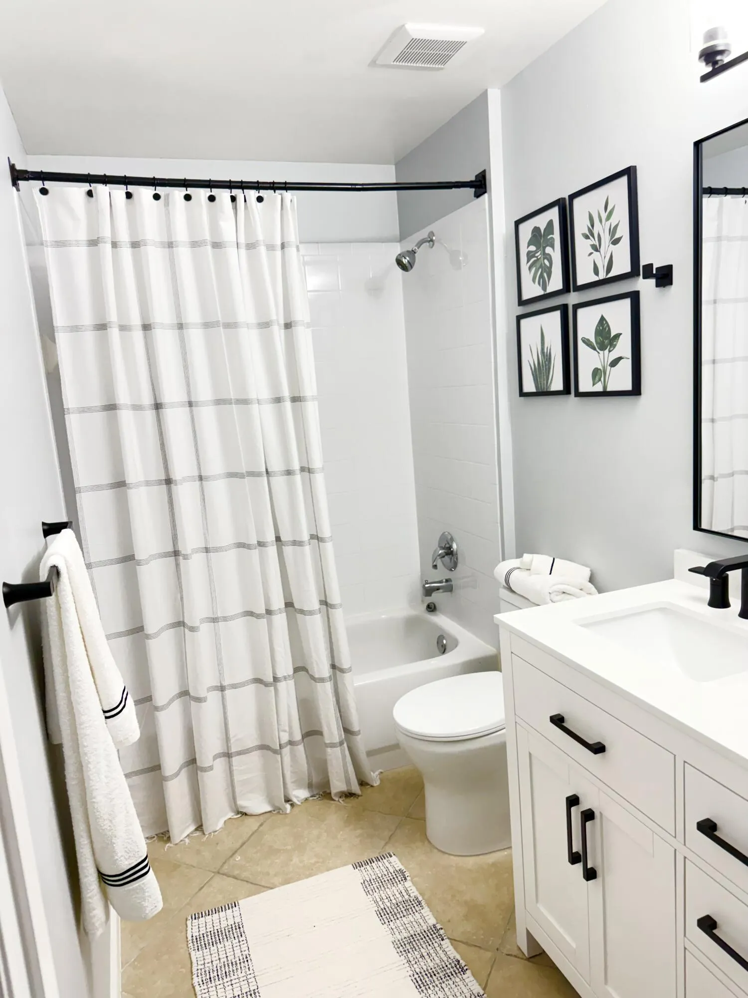 Bath and shower combo/ Bathroom 2
