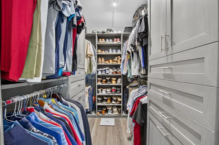 walk in custom closet