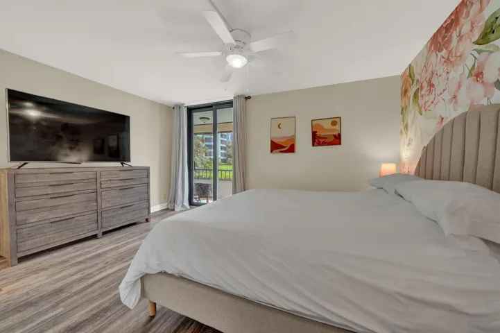 PRIMARY SUITE WITH LAKE VIEW