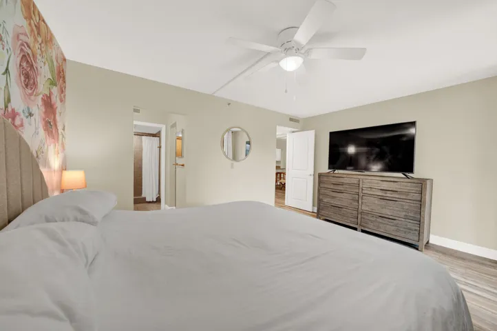 PRIMARY SUITE WITH LAKE VIEW