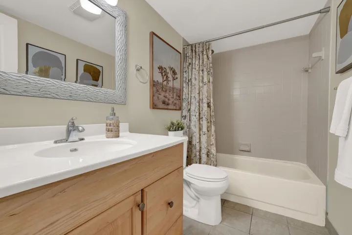 GUEST BATHROM
