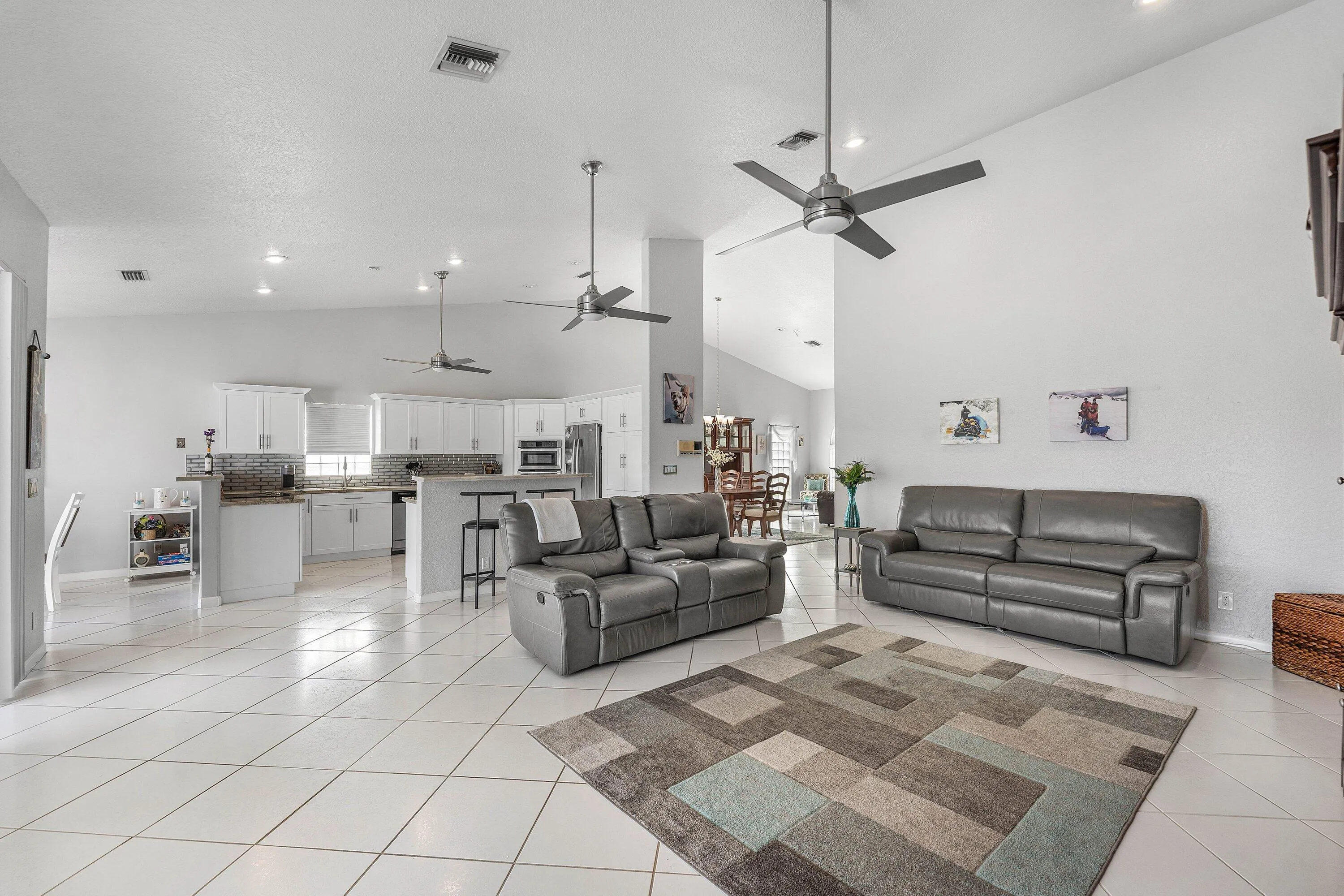 Family room for daily use and entertainment opportunities!