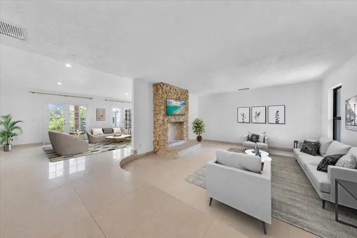 090-Family Room