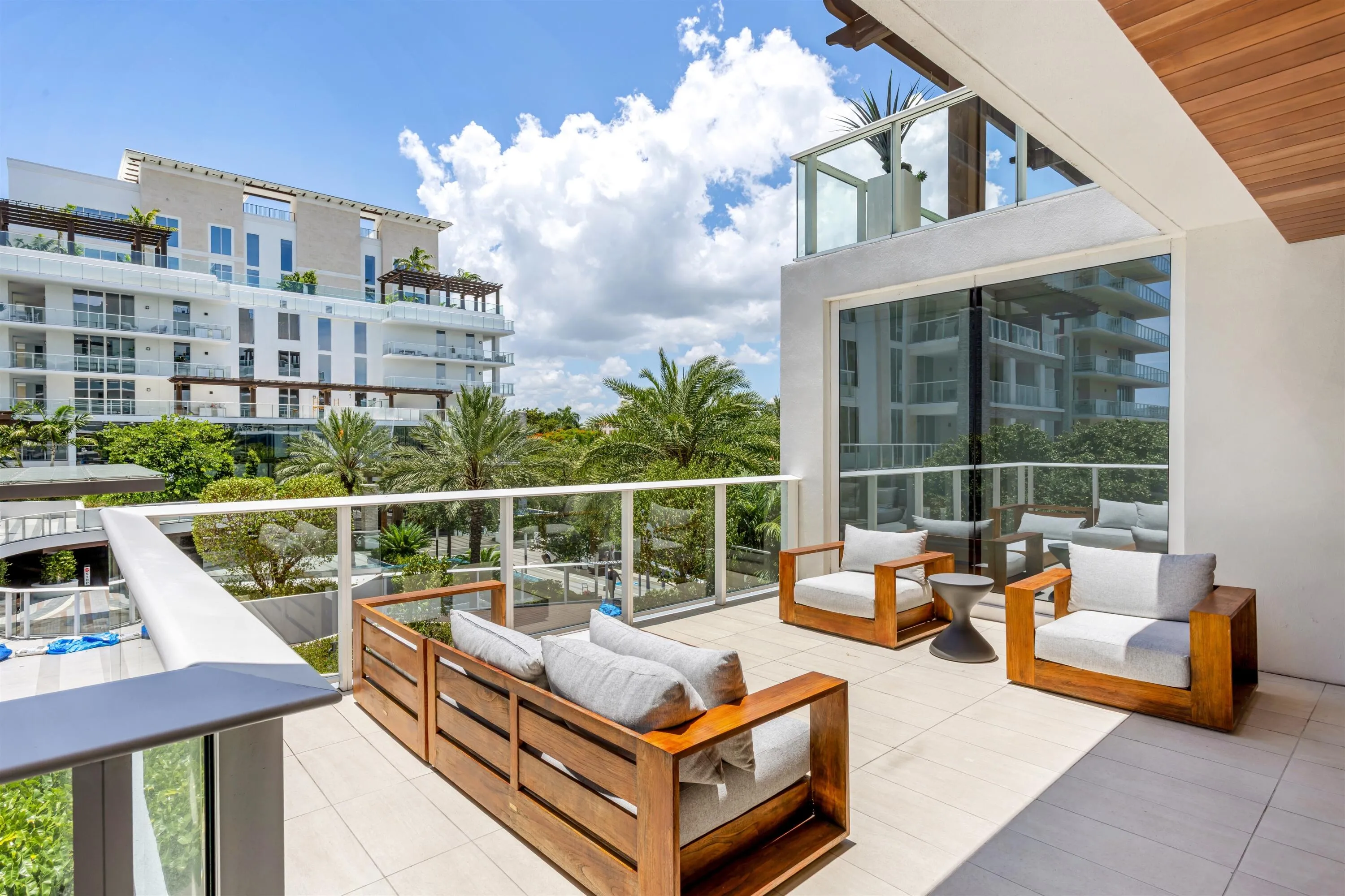 CLUB ROOM OUTDOOR_SEATING