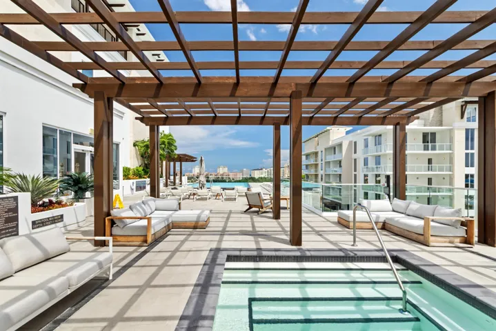 ROOFTOP POOL LOUNGE