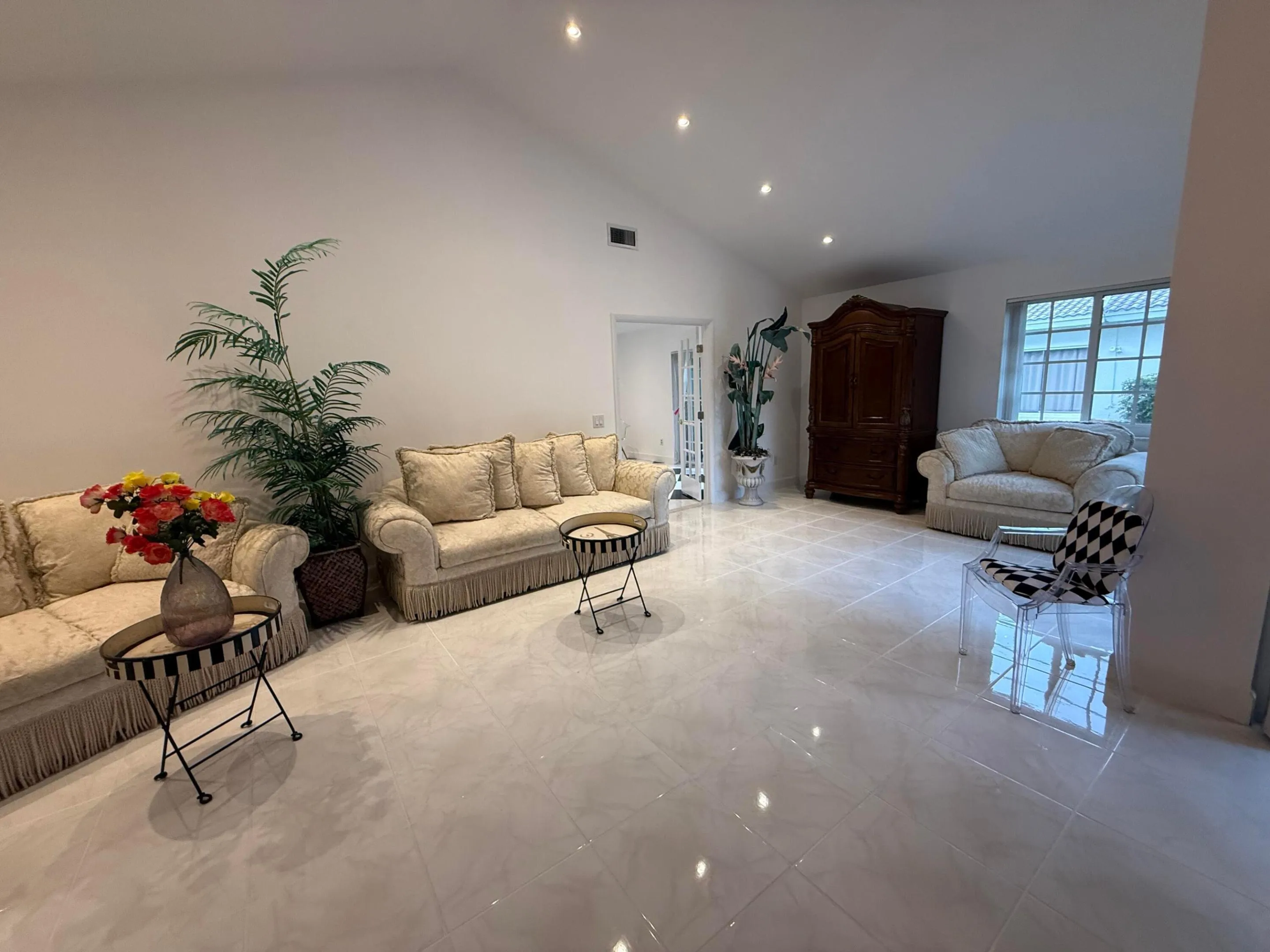 SPACIOUS LIVING ROOM
