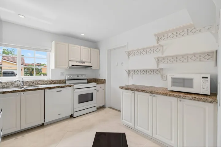 6105 VIA LAGUNA LN, 3/2/ CORNER VILLA