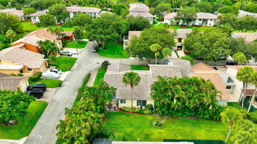 6105 VIA LAGUNA LN, 3/2/ CORNER VILLA