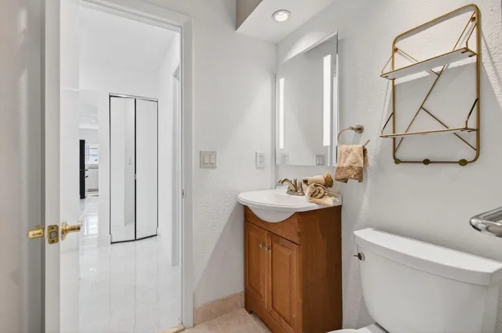 6105 VIA LAGUNA LN, 3/2/ CORNER VILLA